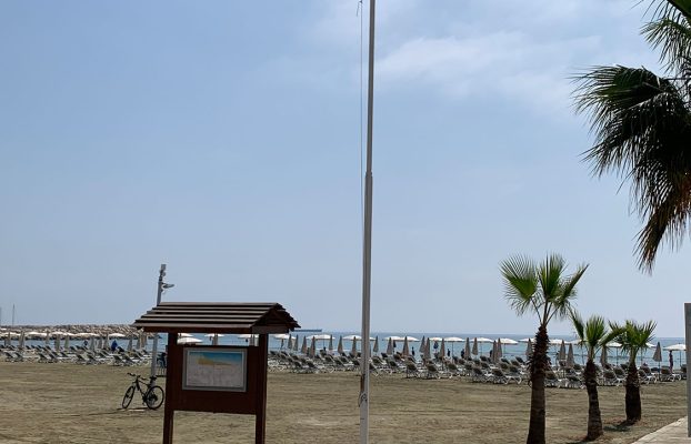 Η ΓΑΛΑΖΙΑ ΣΗΜΑΙΑ ΚΥΜΑΤΙΖΕΙ ΚΑΙ ΦΕΤΟΣ ΣΤΗ ΛΑΡΝΑΚΑ
