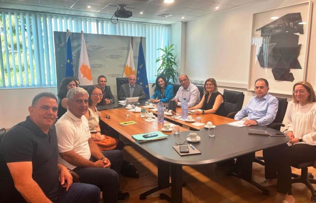 Συνάντηση Υπουργού Γεωργίας, Αγροτικής Ανάπτυξης και Περιβάλλοντος με τον Δήμαρχο Λάρνακας για την κατασκευή Κέντρου Περιβαλλοντικής Ενημέρωσης στις Αλυκές Λάρνακας