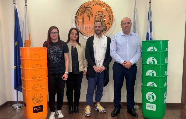 ΠΑΡΑΔΟΣΗ 10 ΚΑΔΩΝ ΑΠΟΡΡΙΜΜΑΤΩΝ ΣΤΟΝ ΔΗΜΟ ΛΑΡΝΑΚΑΣ