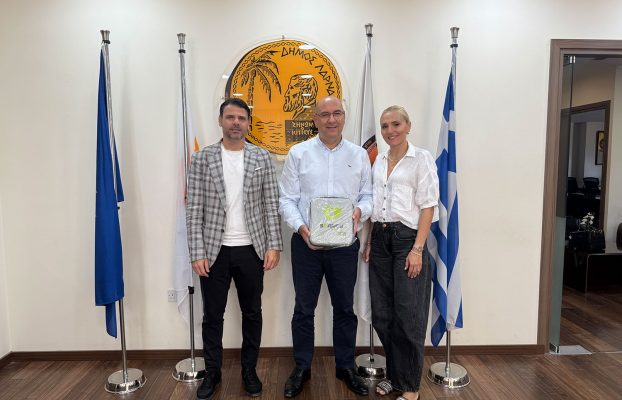 Δωρεά τεσσάρων απινιδωτών στον Δήμο Λάρνακας από το Blue Heart Foundation