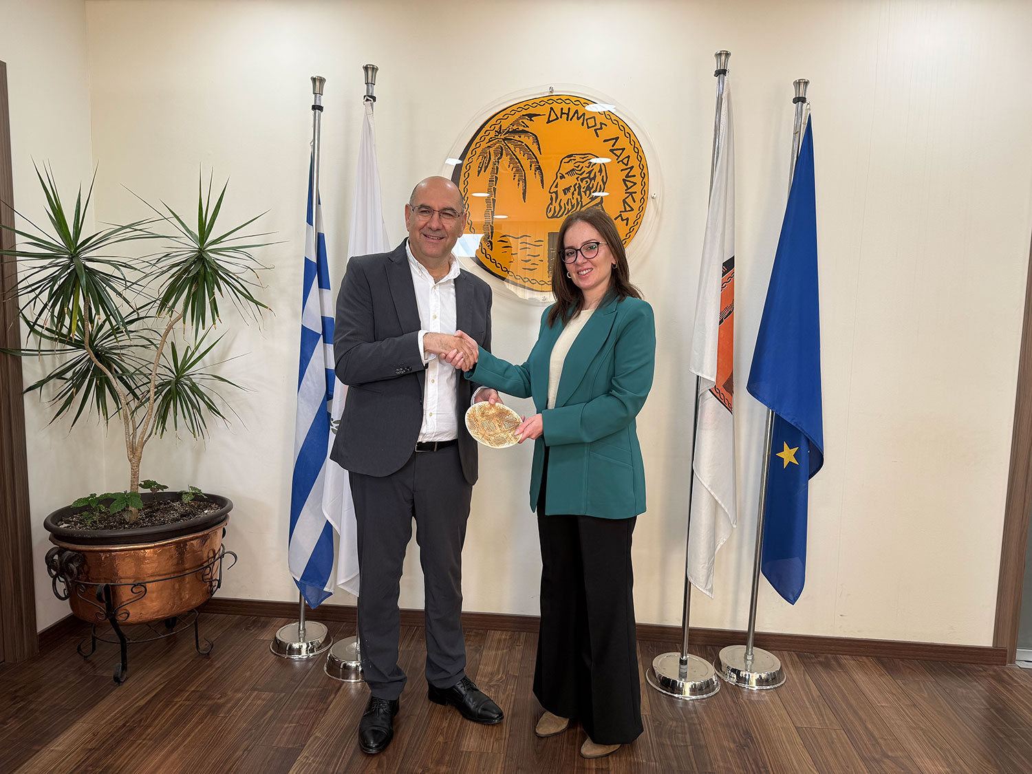 Συνάντηση Δημάρχου Λάρνακας κ. Ανδρέα Βύρα με την Πρέσβειρα της Αρμενίας στην Κύπρο κα Inna Torgomyan