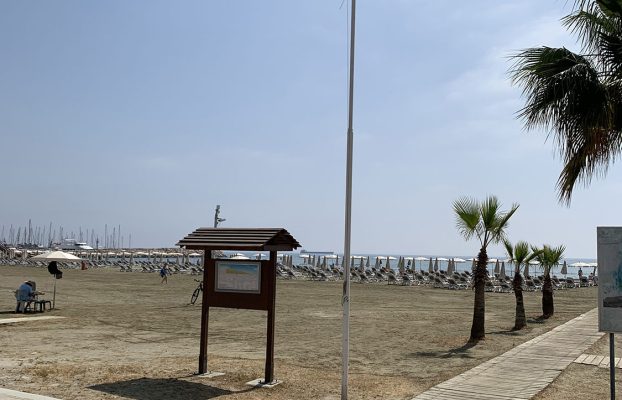 Η ΓΑΛΑΖΙΑ ΣΗΜΑΙΑ ΚΥΜΑΤΙΖΕΙ ΚΑΙ ΦΕΤΟΣ ΣΤΗ ΛΑΡΝΑΚΑ