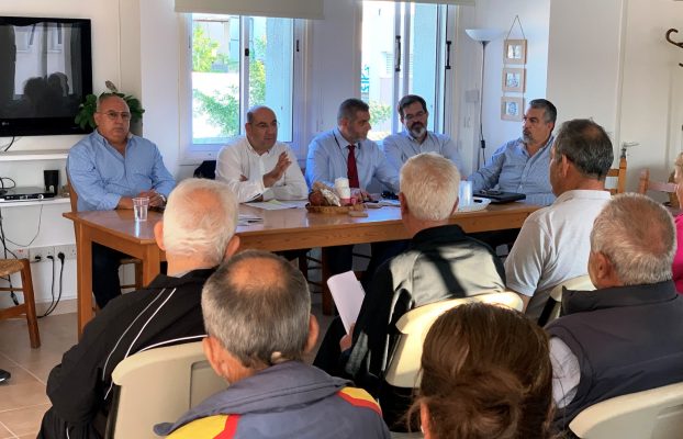 ΣΥΝΑΝΤΗΣΗ ΔΗΜΑΡΧΟΥ ΛΑΡΝΑΚΑΣ ΜΕ ΚΑΤΟΙΚΟΥΣ  ΤΟΥ ΣΥΝΟΙΚΙΣΜΟΥ ΚΑΜΑΡΩΝ ΚΑΙ ΠΕΡΙΜΕΤΡΙΚΑ ΑΥΤΟΥ